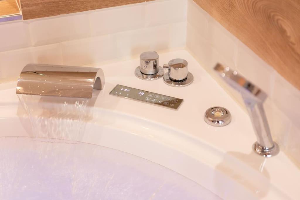Suite Love Jacuzzi Montévrain Esterno foto